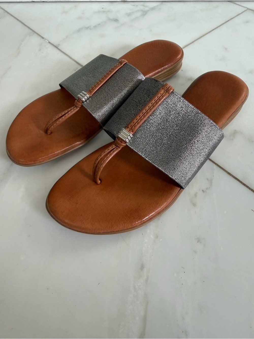 Andre Assous Women’s Size 7 metallic pewter and tan leather flip flop sandals